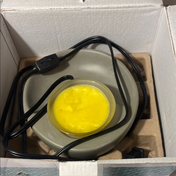 Scentsy Little Garden Warmer with Faux Succulent Accents - Picture 4 of 8